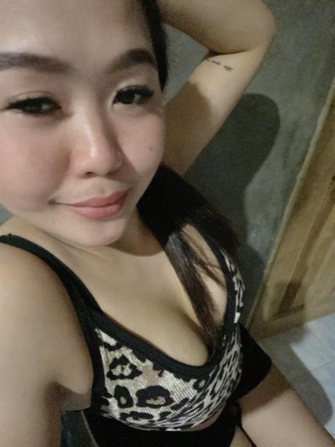 PINAY-SINGLEMOMPH